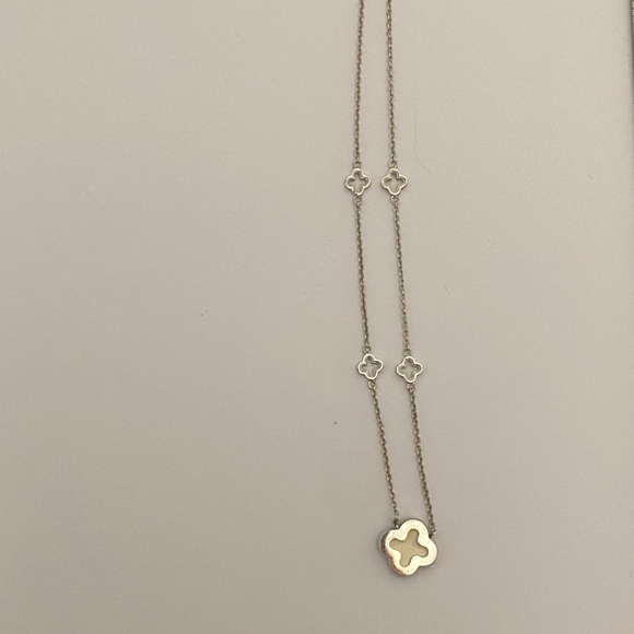 Clover Design Necklace - Picture 4 of 6